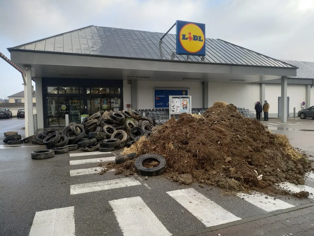 Fumier pneus Lidl Segré agriculteurs_21 02 22_CJ